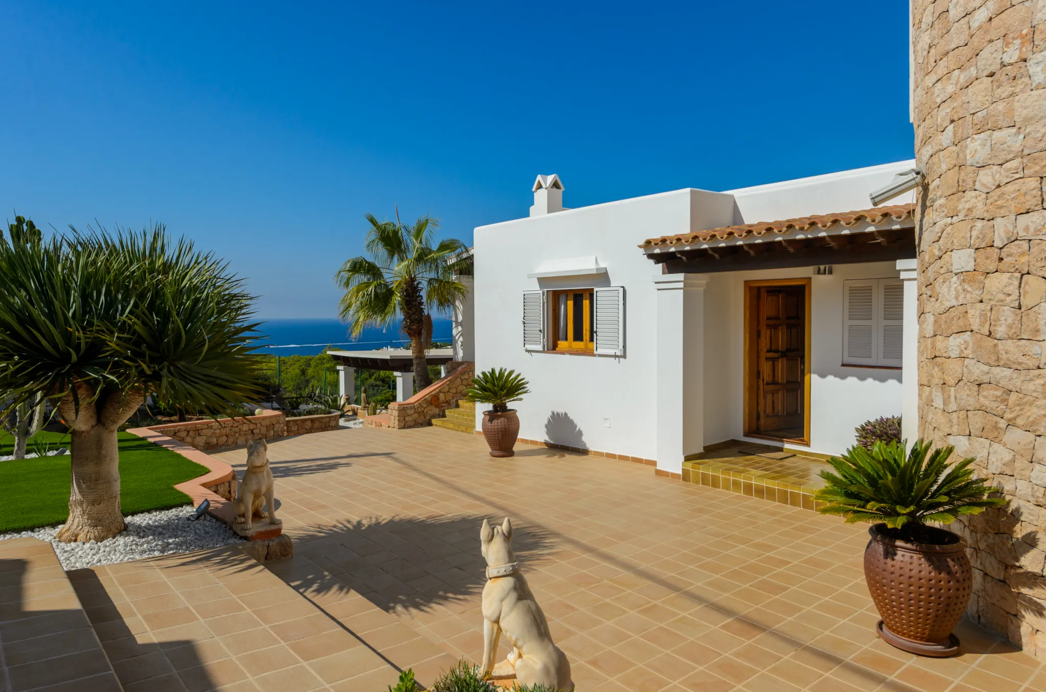 Fachada de Villa Can Costa, con jardín y vistas al mar en Ibiza